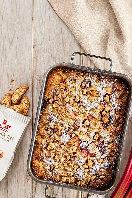 Rhabarber-Blechkuchen mit Cantuccini