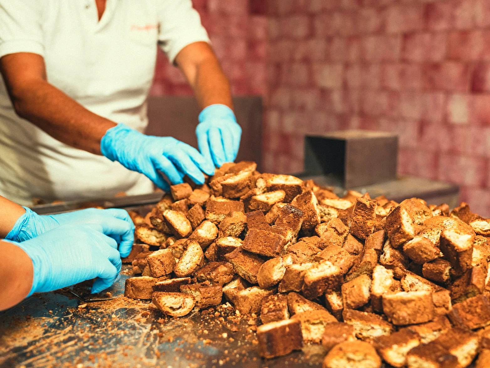 Frischgebackene Belli Cantuccini werden von Hand sortiert