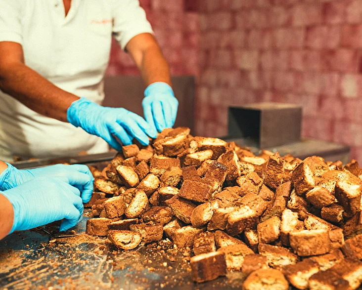 Frischgebackene Belli Cantuccini werden von Hand sortiert