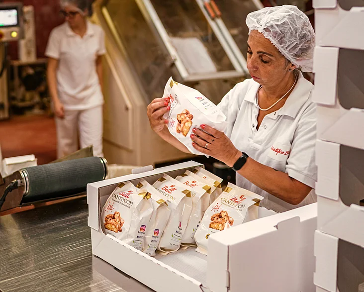 Verpacken einzelner Belli Cantuccini-Packungen in größere Gebinde