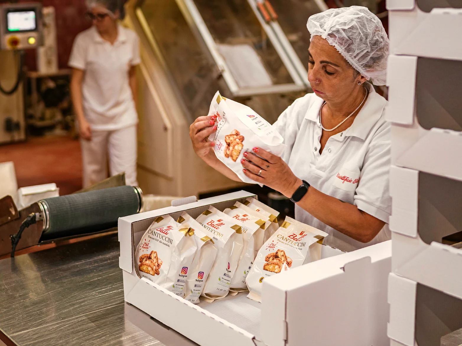 Verpacken einzelner Belli Cantuccini-Packungen in größere Gebinde