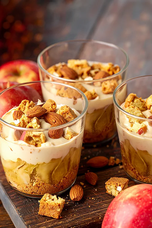 Apfel-Vanille-Dessert im Glas mit Cantuccini-Mandel-Topping