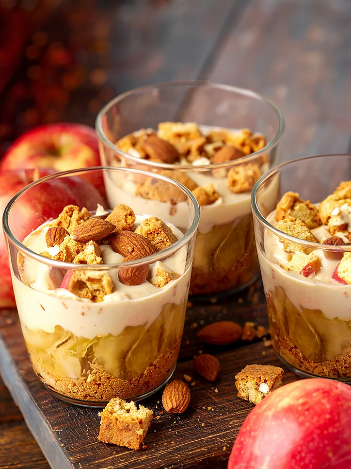 Apfel-Vanille-Dessert im Glas mit Cantuccini-Mandel-Topping