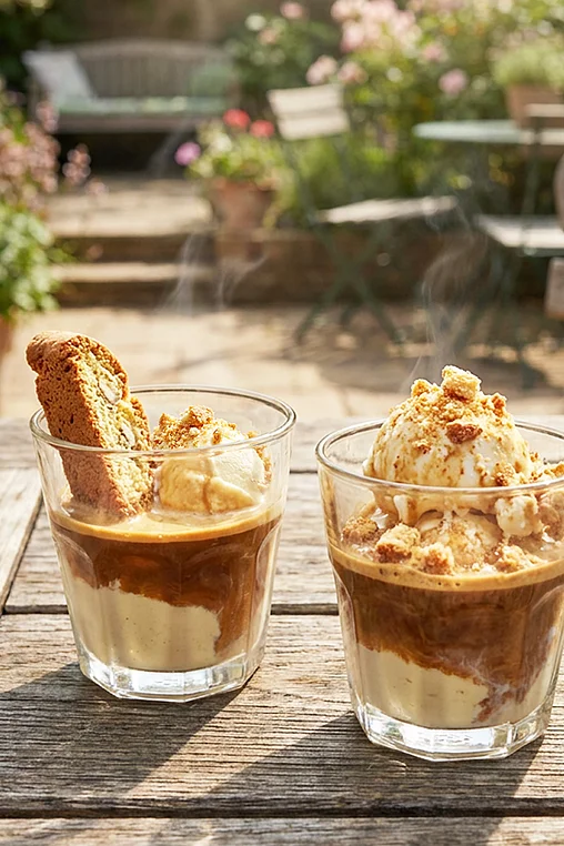 Espresso mit Vanilleeis und Cantuccini Topping