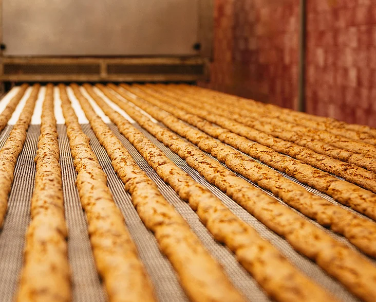 Gebackene Belli Cantuccini Teigrolle am Stück auf Kühlgitter